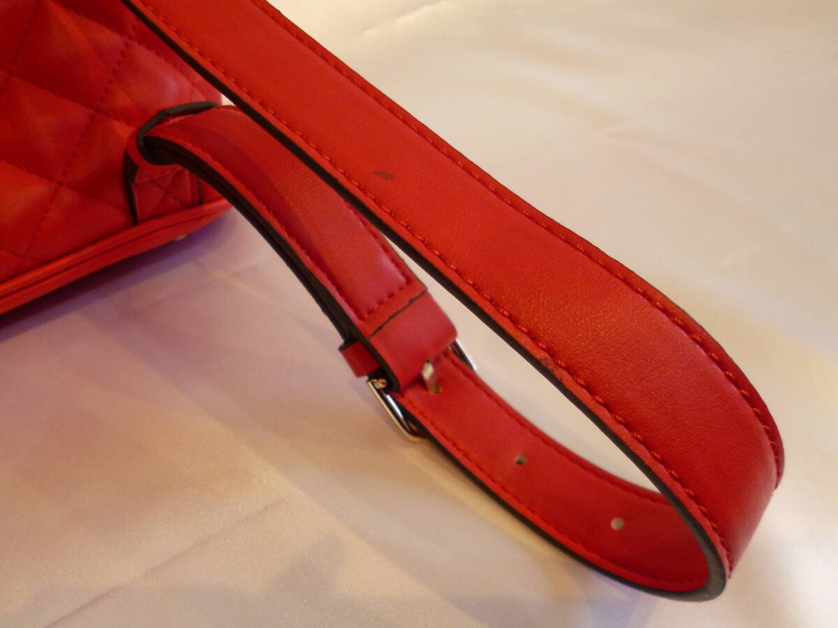 GUESS ゲス リュック キルティング リュックサック バックパック 赤 レッド系 チャーム付 シルバーカラー金具 の画像6