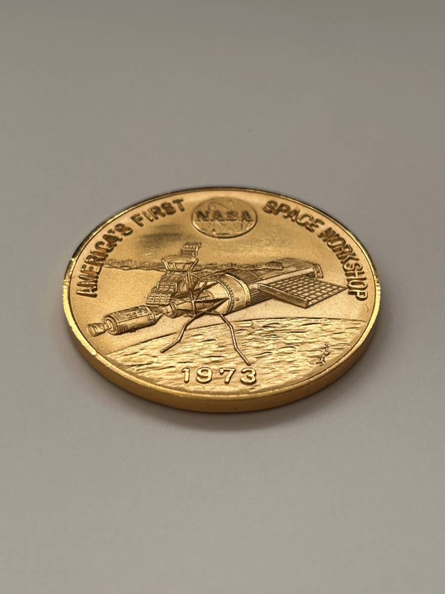 記念メダル AMERICA’S FIRST NASA SPACE WORKSHOP 1973 Skylab 見本品 レプリカです メッキ品の画像2