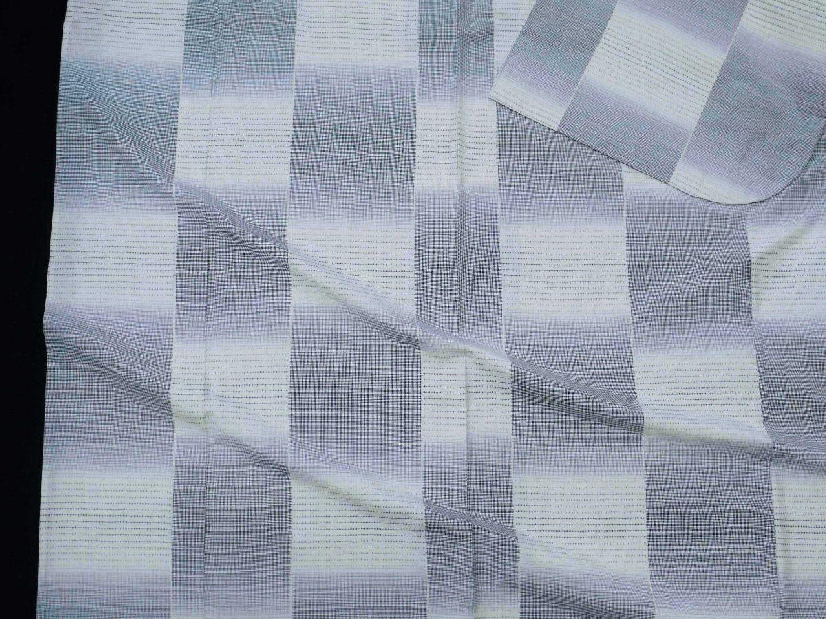 《花小袖》単衣 紬；白地 黒紫暈しで市松 織出の画像2