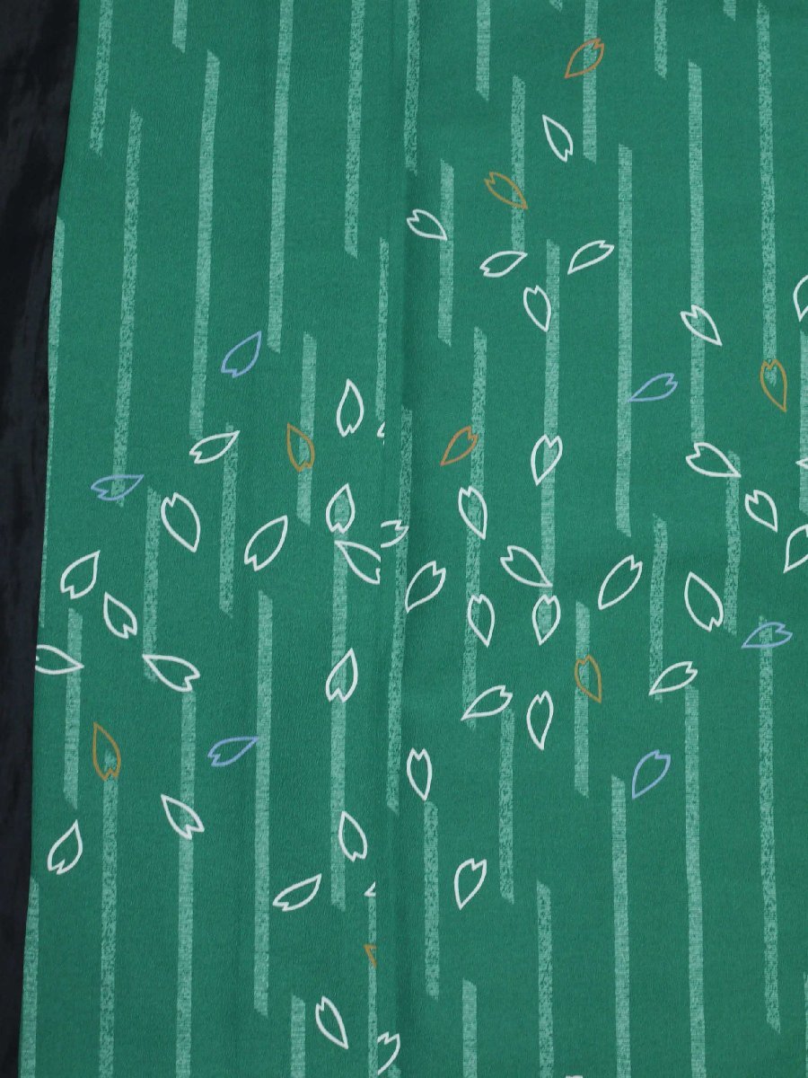 《花小袖》単衣 小紋 洗える着物【コウヤ】緑地 途切れ縞に桜花びら散らし・163㎝ 未着用の画像3