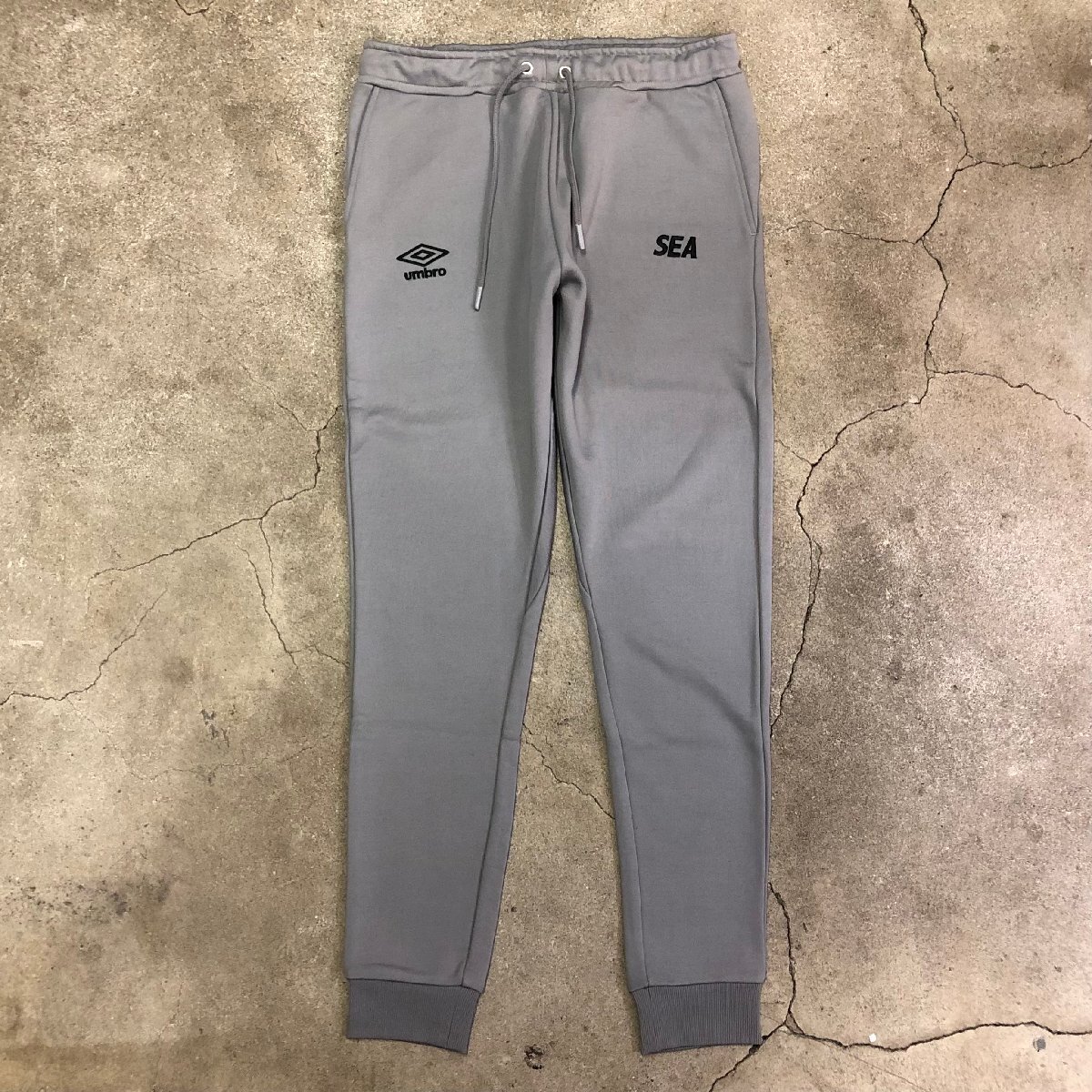 極美品 WIND AND SEA×UMBRO JOGGER PANTS GREY L ウィンダンシー アンブロ ジョガーパンツ グレーの画像1