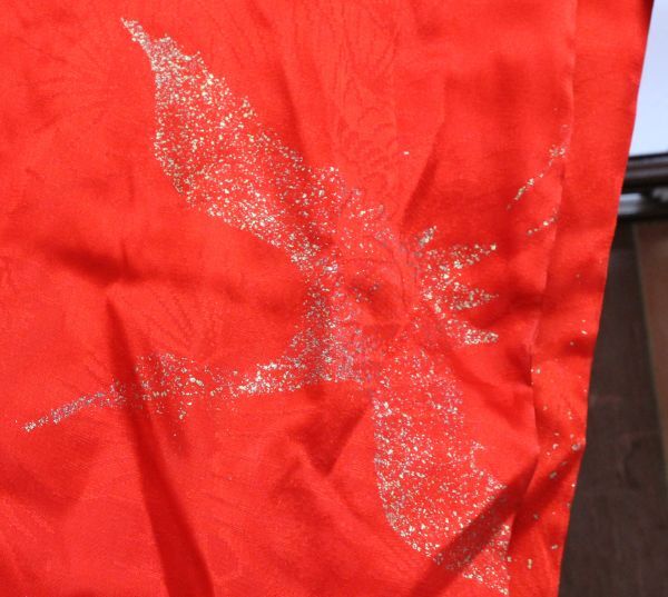 古い鶴の模様に赤色の長襦袢 金彩 赤襦袢 着物 古布 厚手 藍染 古裂 リメイク 麻 木綿 羽織 n910_画像3