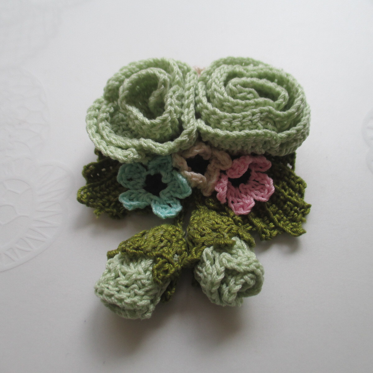 ハンドメイド レース編み 巻き薔薇＆可愛い小花のコサージュ、ブローチの画像1