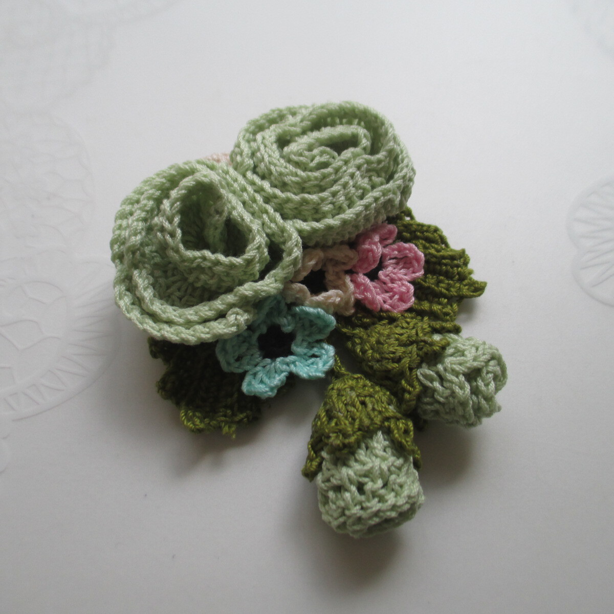 ハンドメイド レース編み 巻き薔薇＆可愛い小花のコサージュ、ブローチの画像3
