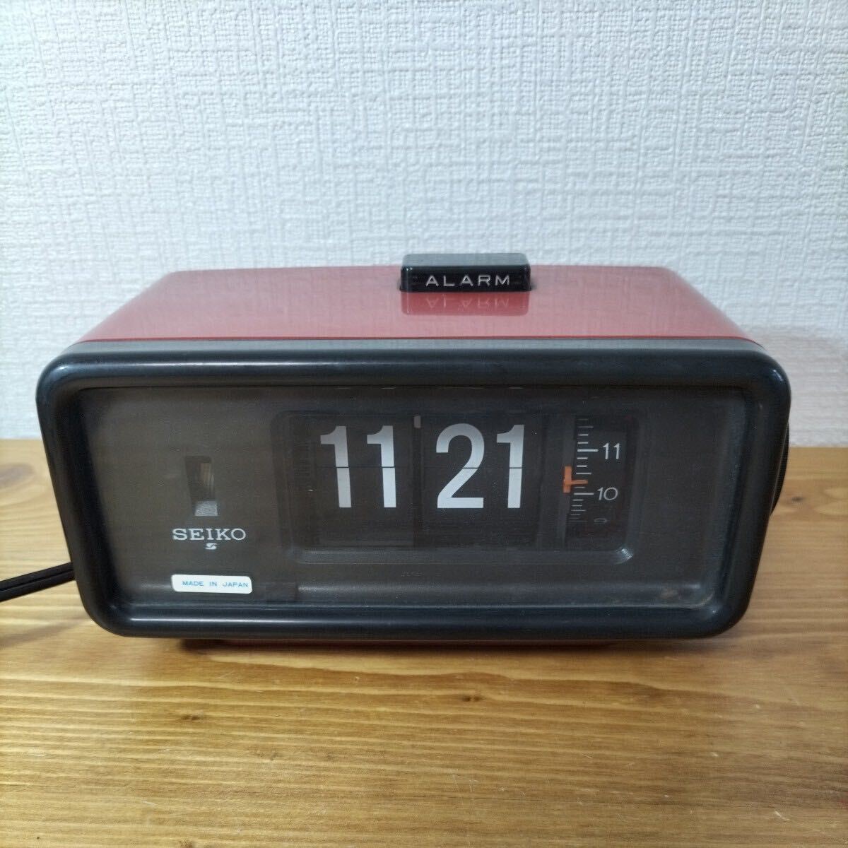 4-306 SEIKO セイコー 時計 置時計 パタパタ時計 目覚まし時計 CLOCK DP692T レトロ 昭和レトロ 赤 レッド _画像1