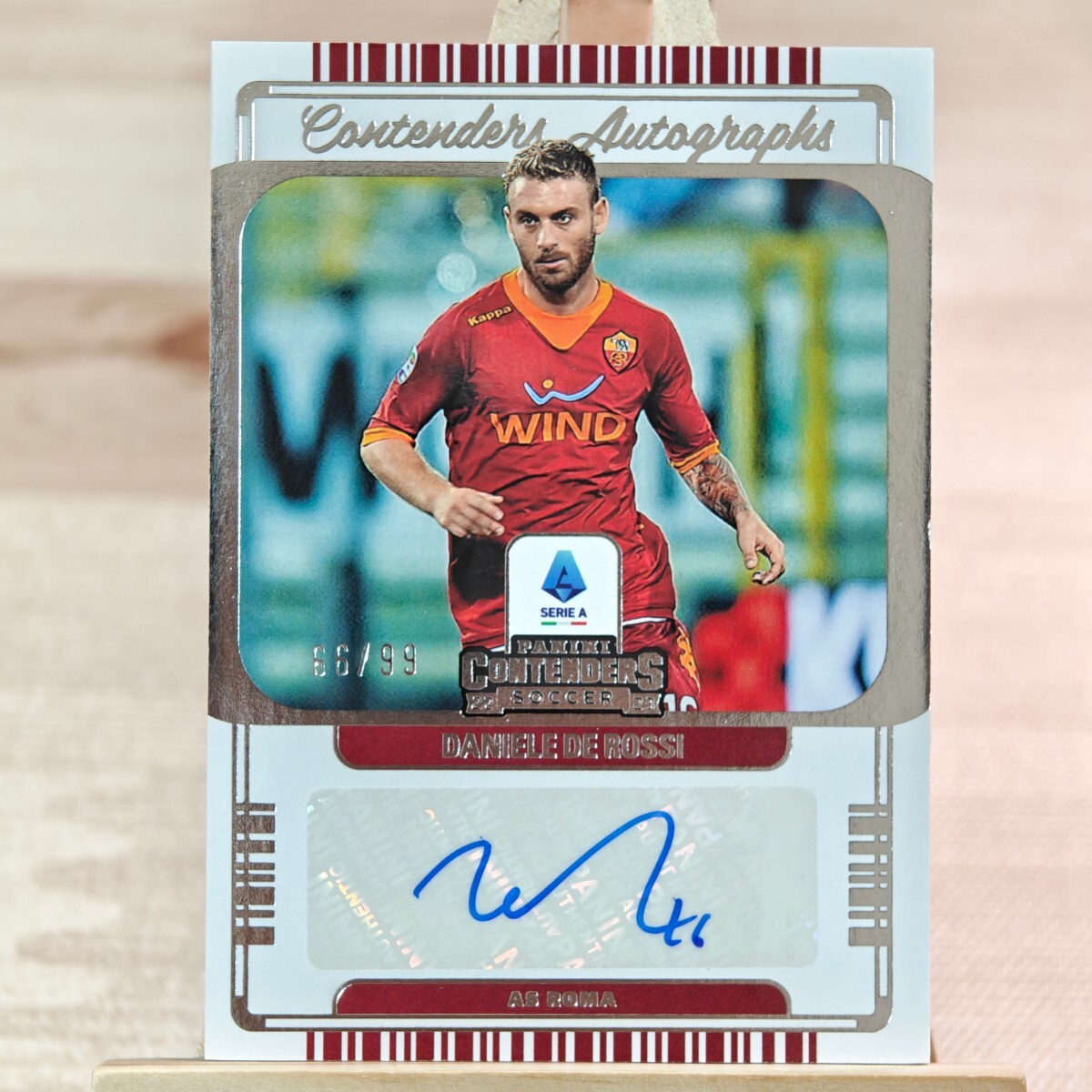 99枚限定 ダニエレ・デ・ロッシ 2022-23 Panini Chronicles Contenders Daniele De Rossi 96/99 AS ローマ 直筆サインカードの画像1