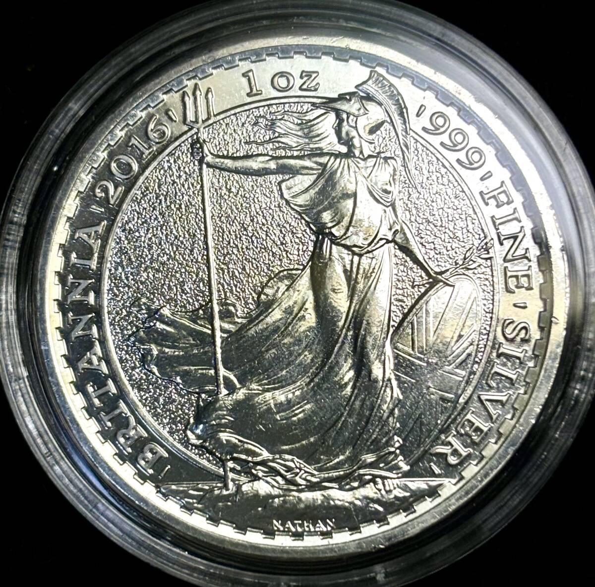 【イギリス大型銀貨】(1オンス純銀 2016年銘 直径38.5mm プルーフ)_画像2