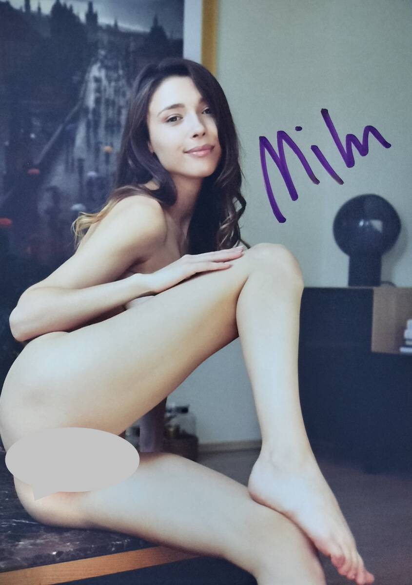 ミラ・アズール直筆サイン写真【サイズ13cm×18cm】アダルトモデル、ポルノ女優の画像1