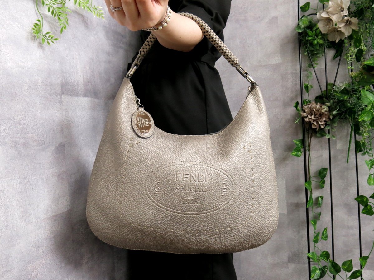 ●超美品●FENDI フェンディ●セレリア●エンボスロゴ●カーフ レザー●ワンショルダー バッグ●メタリックグレージュ●A4 収納●Js45671の画像1