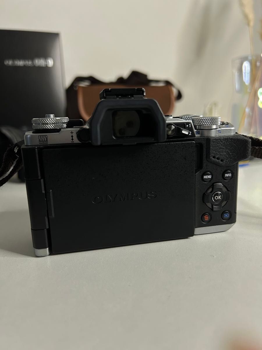 オリンパス OLYMPUS ミラーレス一眼 OM-D E-M5 MarkII レンズキット セット カメラ 箱付き ケース付き