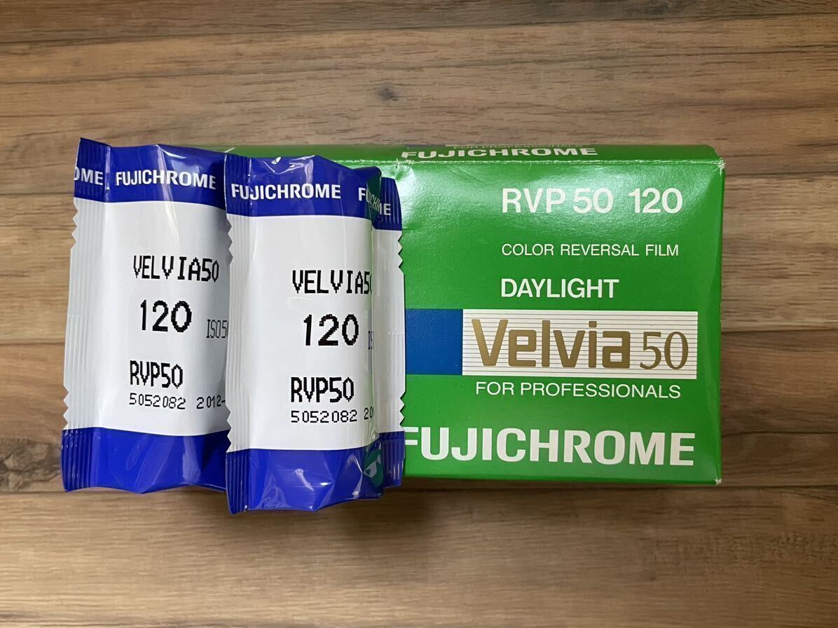 FUJICHROME Velvia50 FUJIFILM ベルビア50 カラーリバーサルフィルム　ISO50 ブローニー　2本のみ　箱付き 期限切れ_画像1