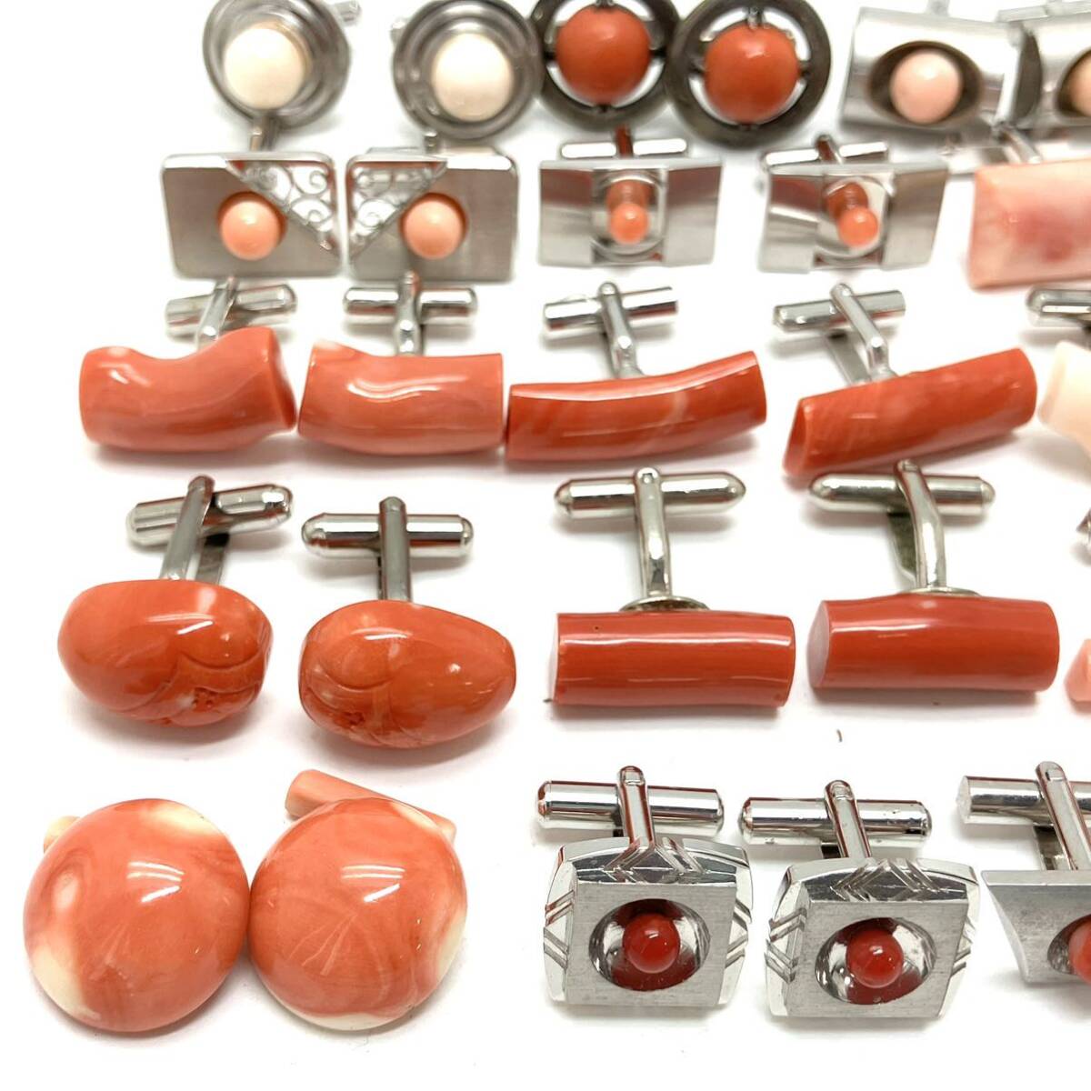 ［珊瑚カフスおまとめ］a 重量約187g サンゴ さんご コーラル coral 彫刻 枝 赤 桃色 men's accessory jewelry silver CE0の画像3