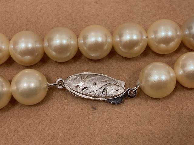 1106* 留め具 SILVER シルバー PEARL パール ロング ネックレス 真珠 サイズ最大約8.4mm 全長約113cm アクセサリー ケース付 現状品の画像2