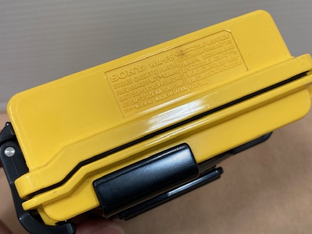 1142* SONY Sony SPORTS WALKMAN FM stereo cassette Walkman WM-F5 yellow body attached case attaching operation not yet verification junk 