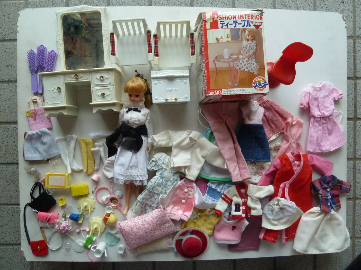 TAKARA　タカラ　バービー(ジェニー)　人形　洋服　テーブル　小物など　大量