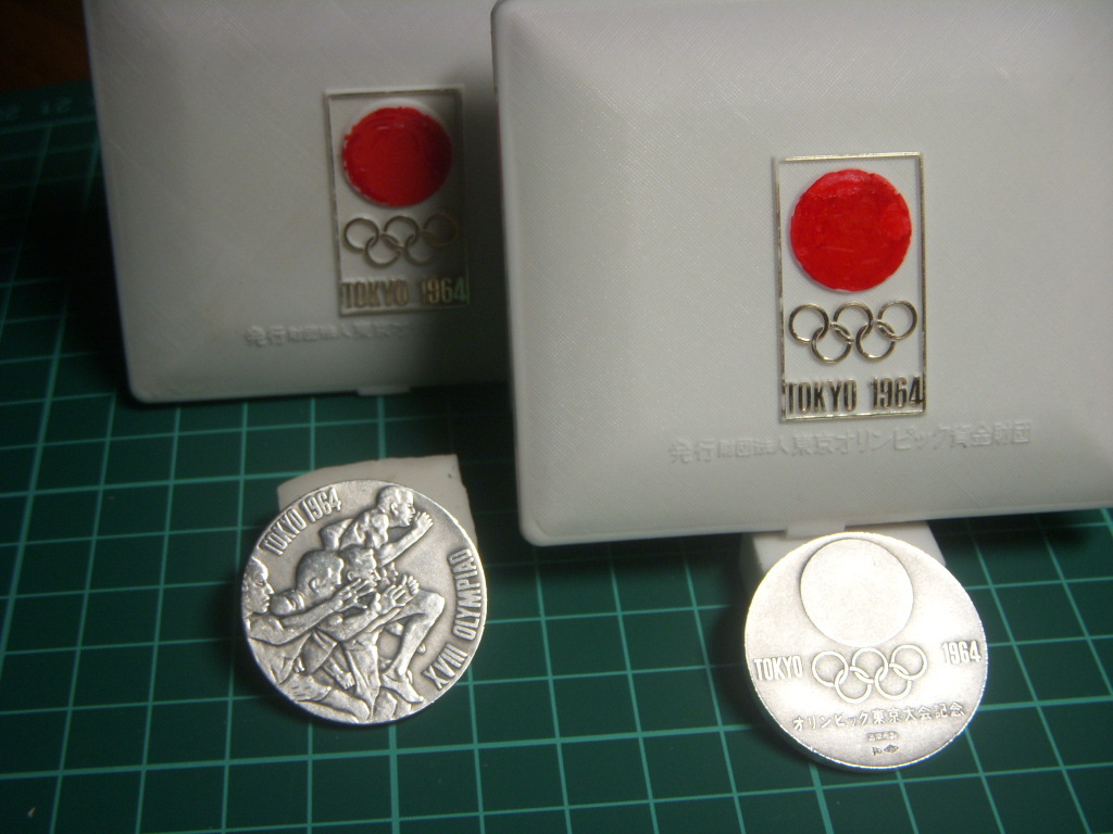 銀山堂 1964 東京オリンピック 記念メダル シルバー銀メダル X2 美ケース入り。未使用品に準ずる 美品 の画像4