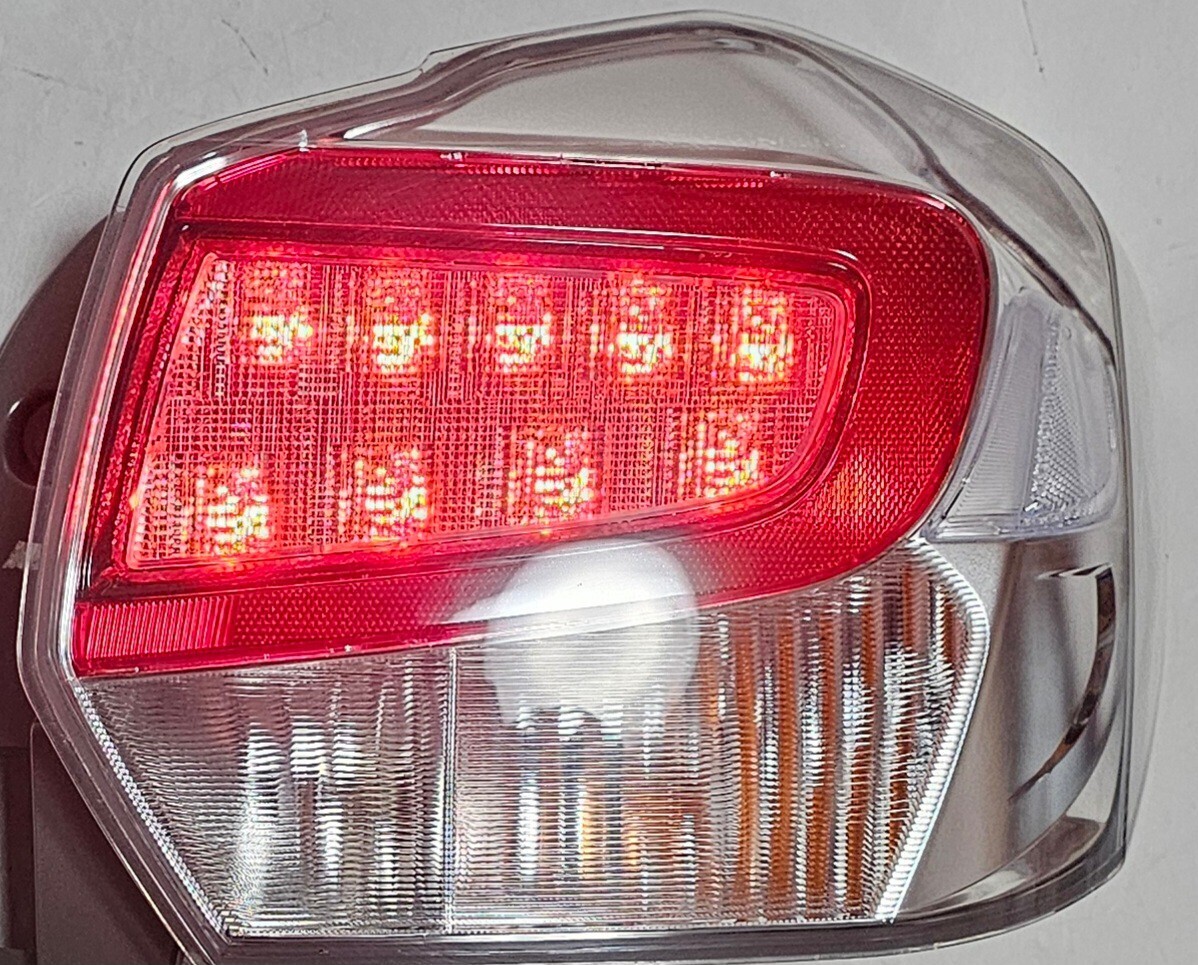  スバル インプレッサXV・GPE 純正 テール ランプ/テールライト ASSY 右 LED クリア 良品 低走 2016年車 STANLEY W1346_画像2