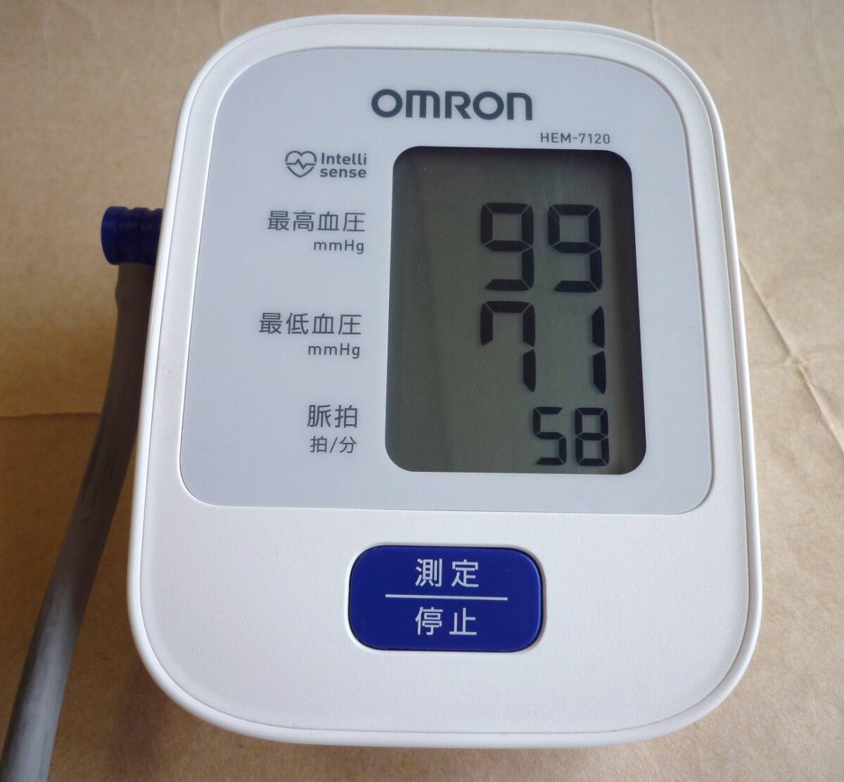 OMRON オムロン 血圧計 HEM-7120 上腕式 電子血圧計 デジタル血圧計 自動電子血圧計 健康器具 ホワイト 白　_画像9