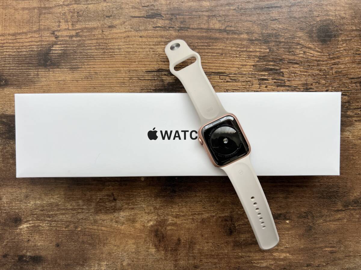 ★★バッテリー100% Apple/アップル Apple Watch アップルウォッチ SE 44mm GPSモデル ゴールドアルミニウムケース スターライト★★の画像2