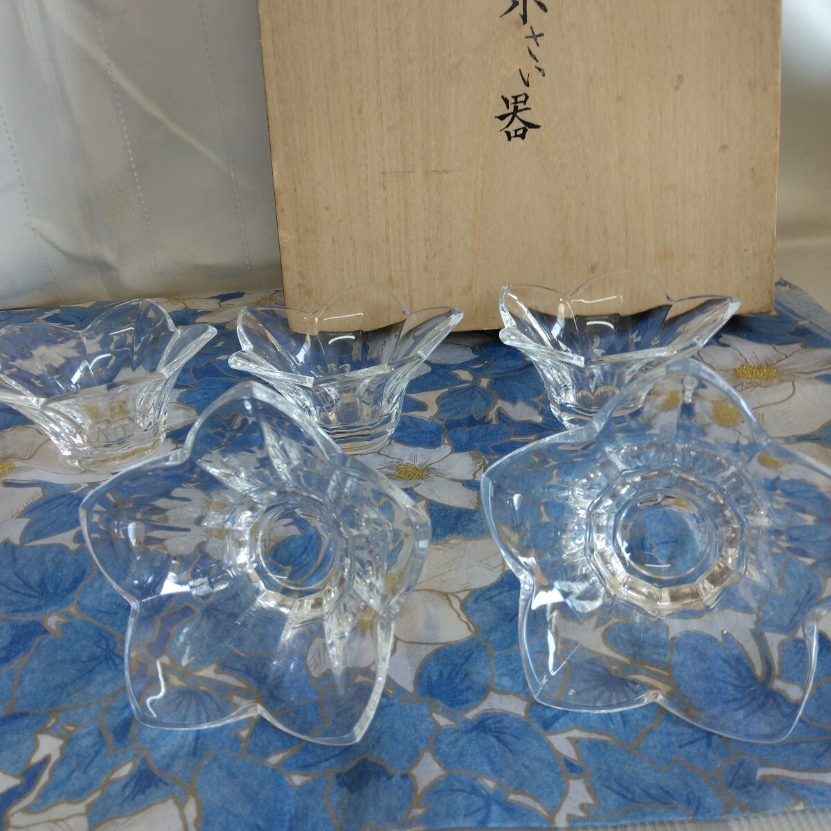 美品【 ＨＯＹＡ株式会社 】 小さい器 小鉢 ５個セット ガラス製 桔梗型 花の形 かわいい きれい NBS631 木箱入りの画像2