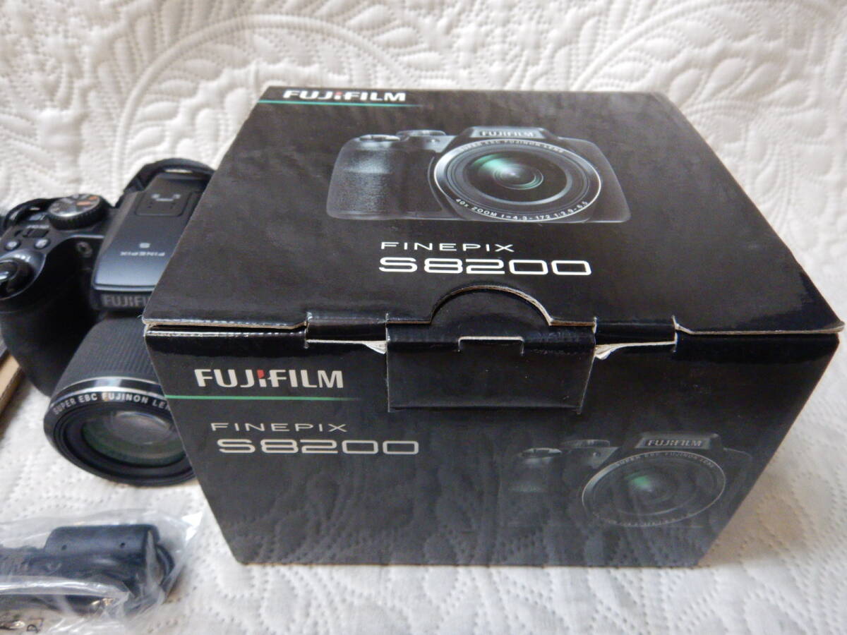 FUJIFILM　デジカメ　FINEPIX　S8200　美品　単三４本　富士フィルム_画像2