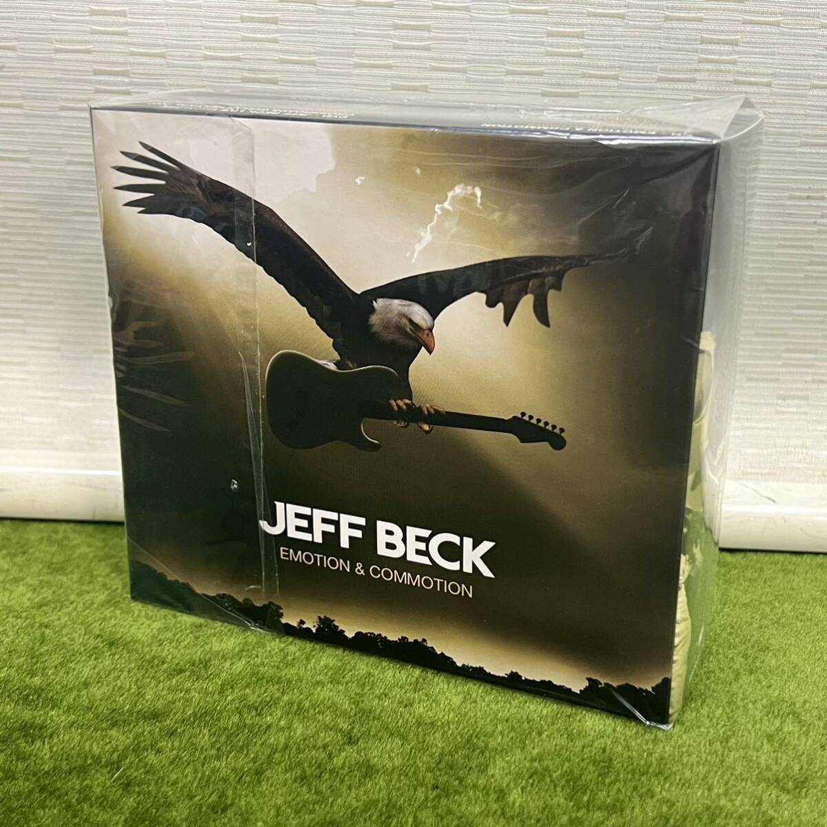  ★☆未開封品/CD+DVD 完全限定盤 JEFF BECK/EMOTION&COMMOTION (LIMITED EDITION) 1/8スケール ギターフィギュア付の画像2