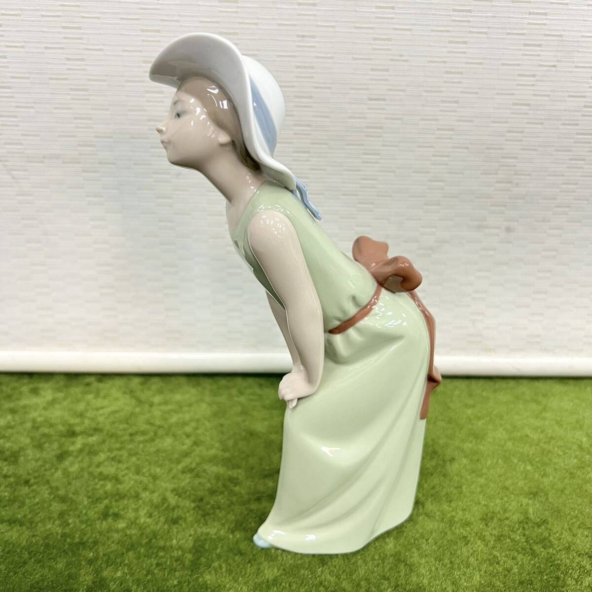 ★☆西洋磁器/LLADRO/リヤドロ 鏡の前で/若草色の少女 フィギュリン 陶器/陶器人形/インテリア/置物 高さ約22.8㎝_画像4