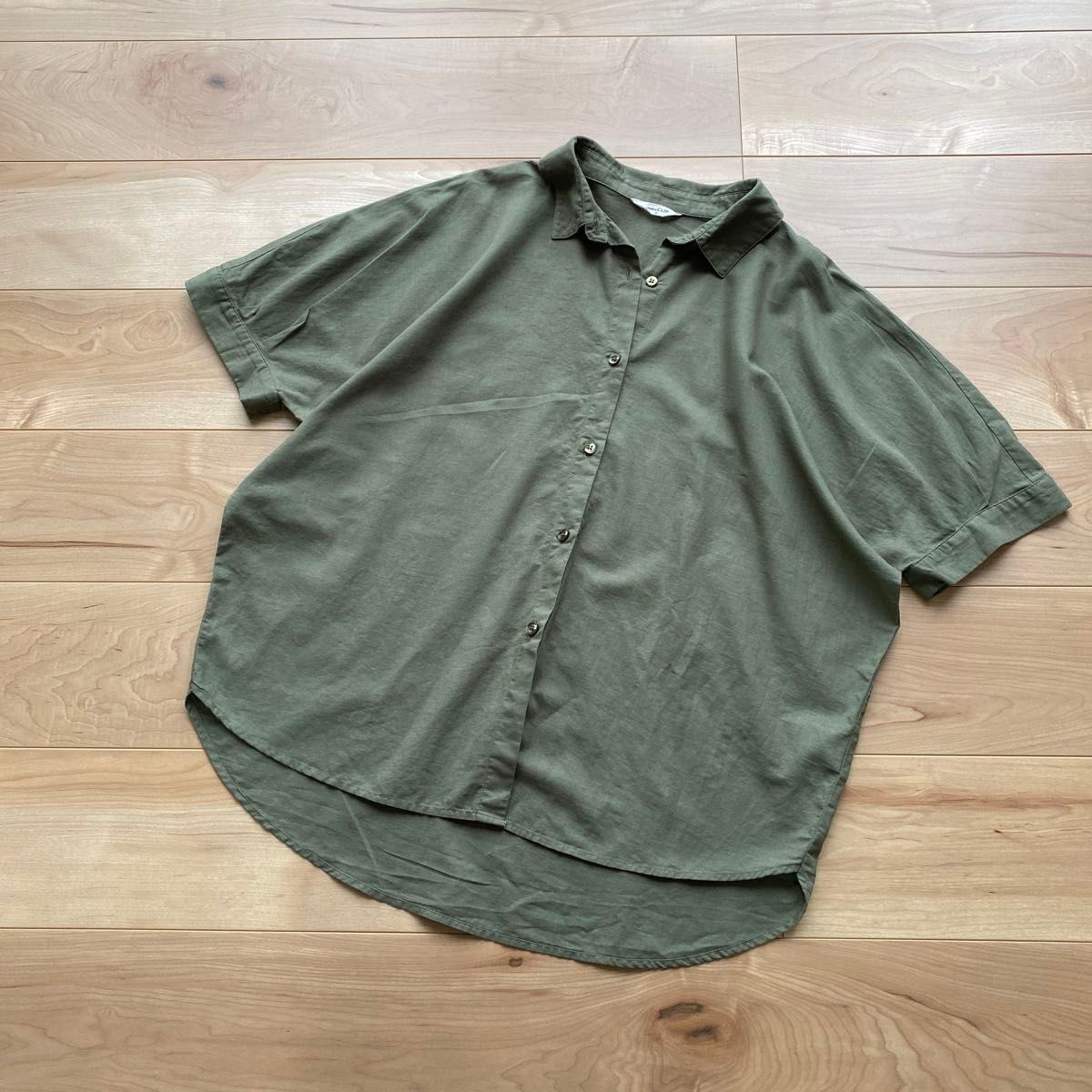 Studio clip 麻混　袖タックビッグシャツ　ブラウス　カーキ 横幅ゆったり 体型カバー　緑 リネン