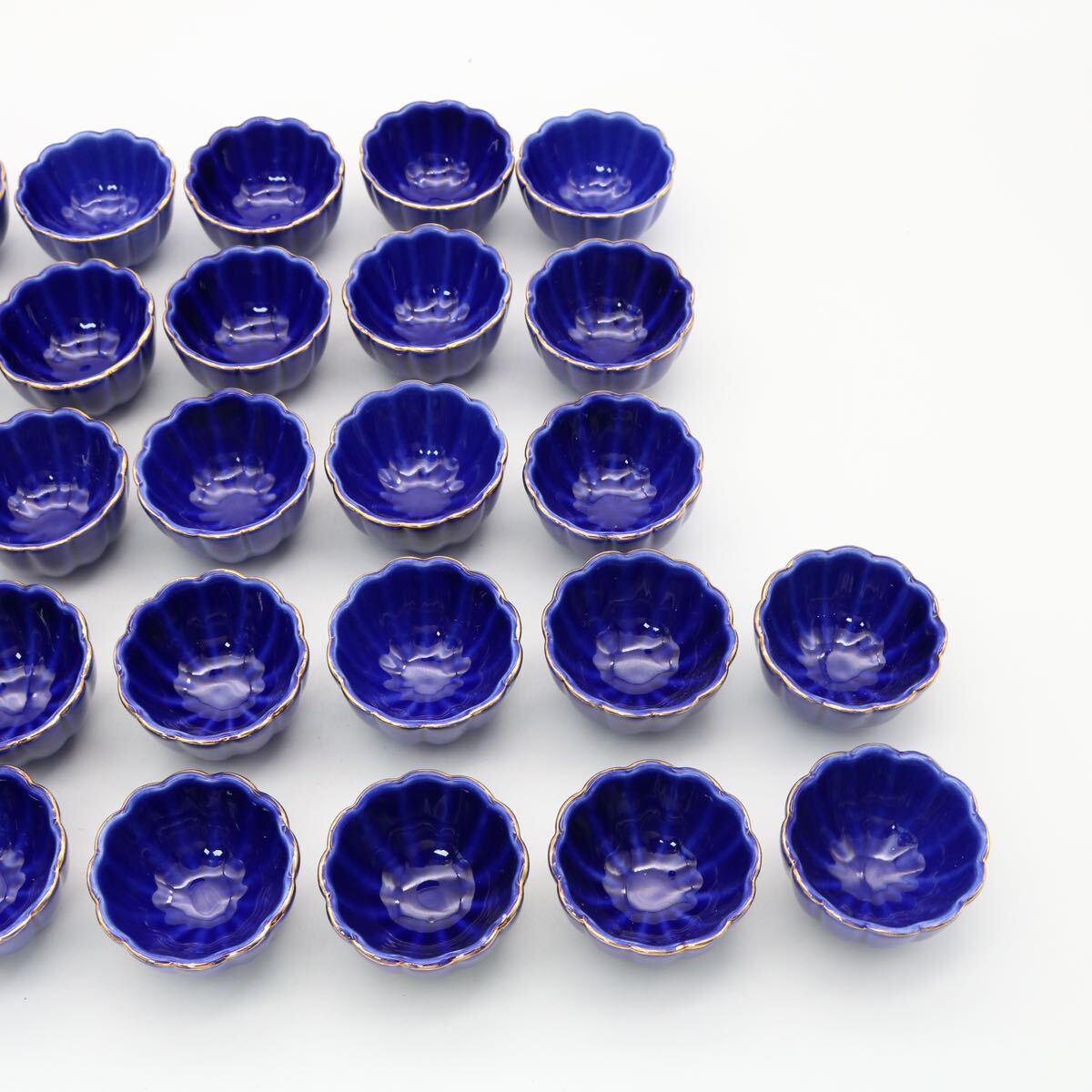 料亭 旅館 懐石料理 業務用食器 三つ足 珍味入 小付 豆鉢 瑠璃 ブルー 金彩 32個セット の画像5