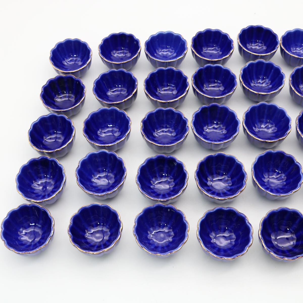 料亭 旅館 懐石料理 業務用食器 三つ足 珍味入 小付 豆鉢 瑠璃 ブルー 金彩 32個セット の画像4