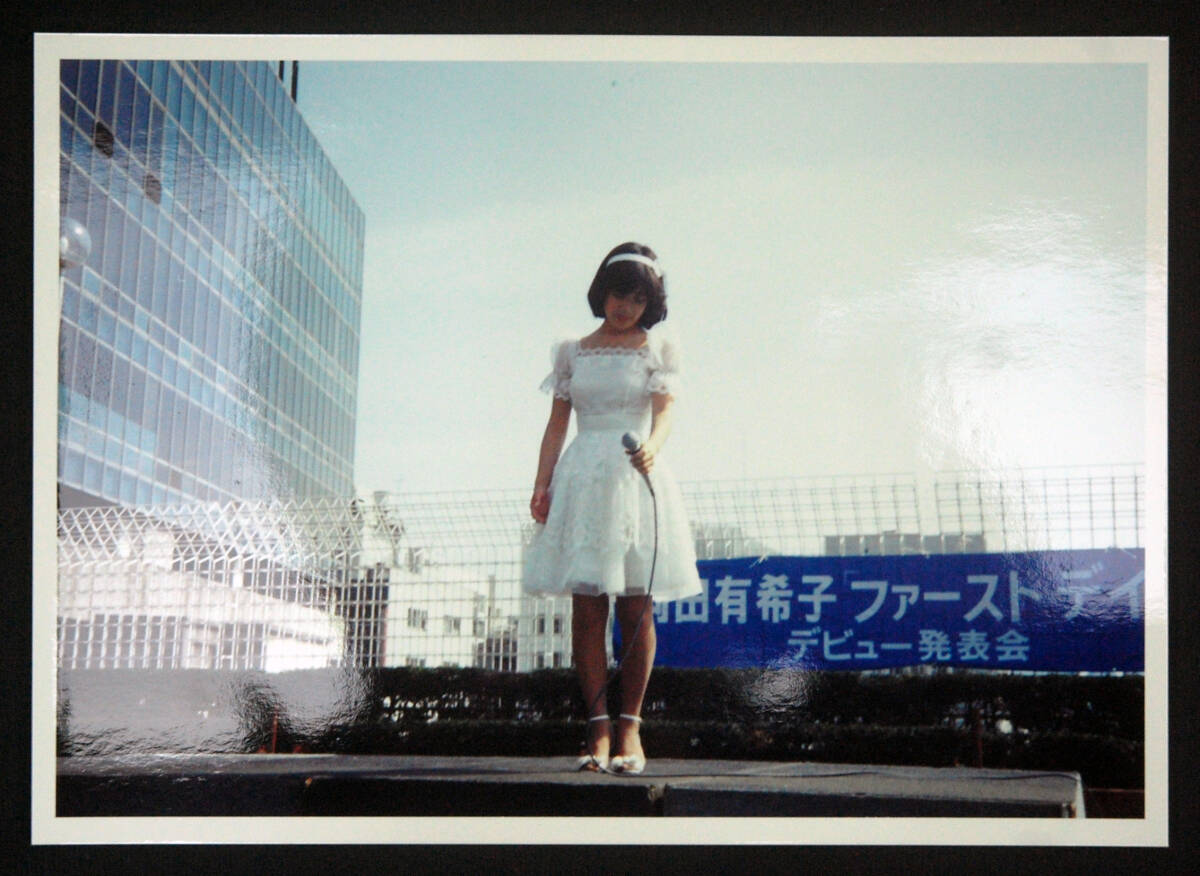 岡田有希子 生写真 2L判 (13) 1984年 ファースト・デイト デビュー発表会 当時物 資料_画像1