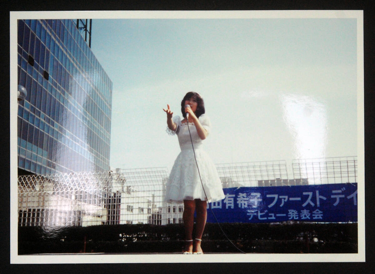 岡田有希子 生写真 2L判 (11) 1984年 ファースト・デイト デビュー発表会 当時物 資料_画像1