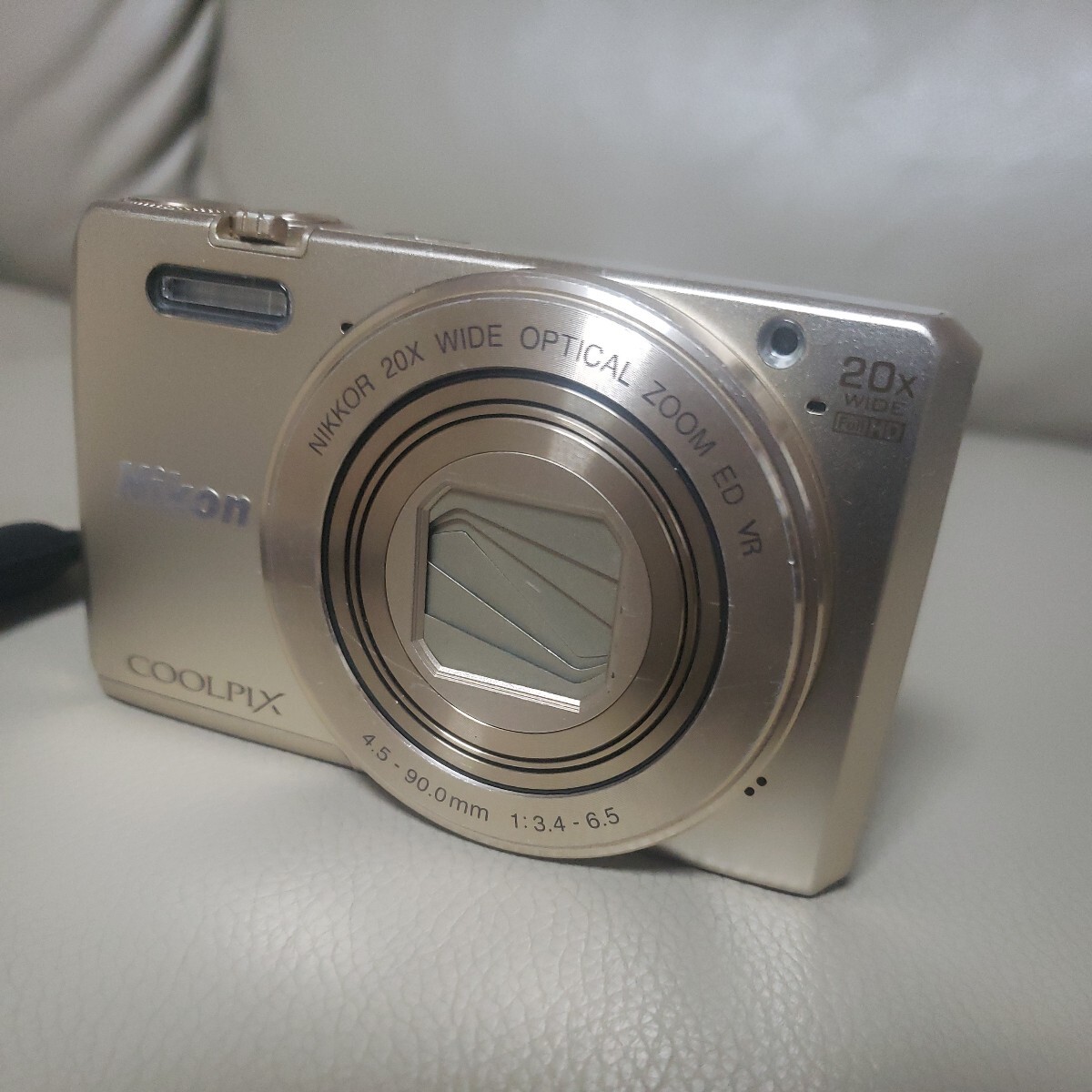 ニコンCOOLPIX.S7000デジタルコンパクトカメラ.ゴールドカラー。の画像1