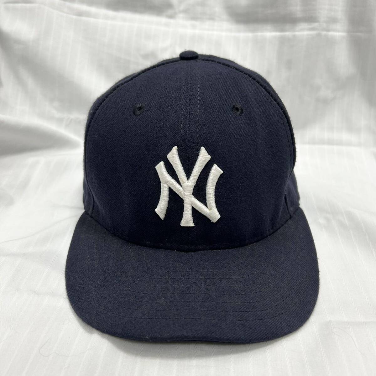 ニューエラ NEW ERA キャップ 帽子 ニューヨーク ヤンキース ネイビー 59FIFTY YANKEES 7 1/2 紺色　色褪せあり　中古品　刺繍に汚れあり_画像2