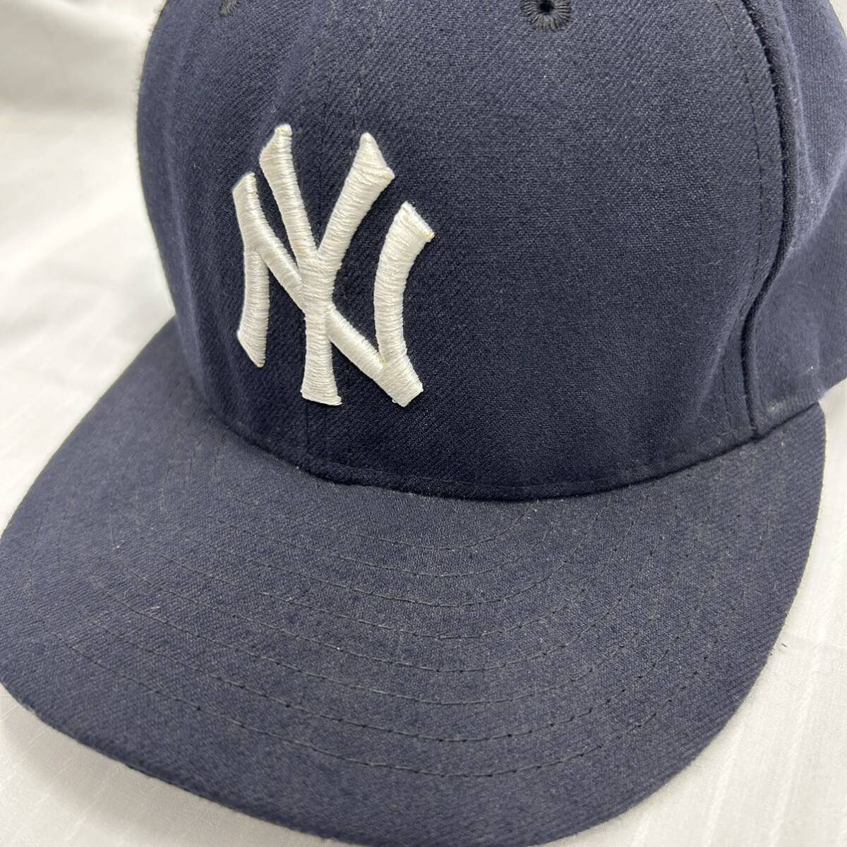 ニューエラ NEW ERA キャップ 帽子 ニューヨーク ヤンキース ネイビー 59FIFTY YANKEES 7 1/2 紺色　色褪せあり　中古品　刺繍に汚れあり_画像7