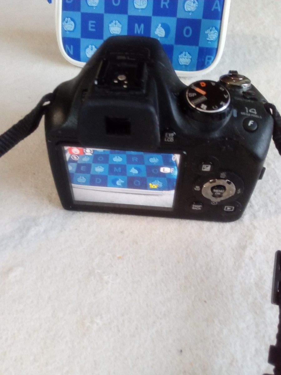 デジタルカメラ　Fine Pix SL300　30倍ズーム