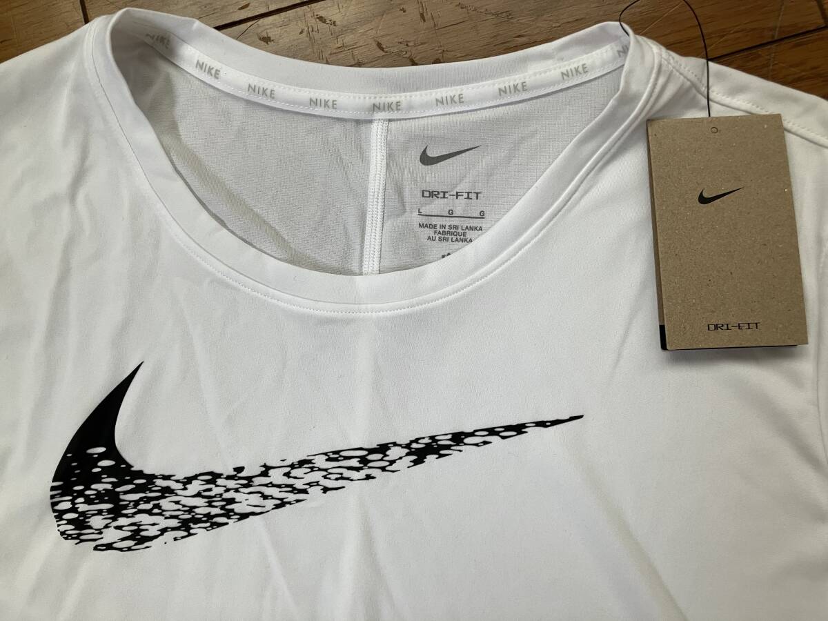 ♪新品タグ付 NIKE ナイキ グラフィックロゴ 半袖Tトップ 定価4,620円 白 XL ヨガ ダンス エクササイズ　Tシャツ_画像4