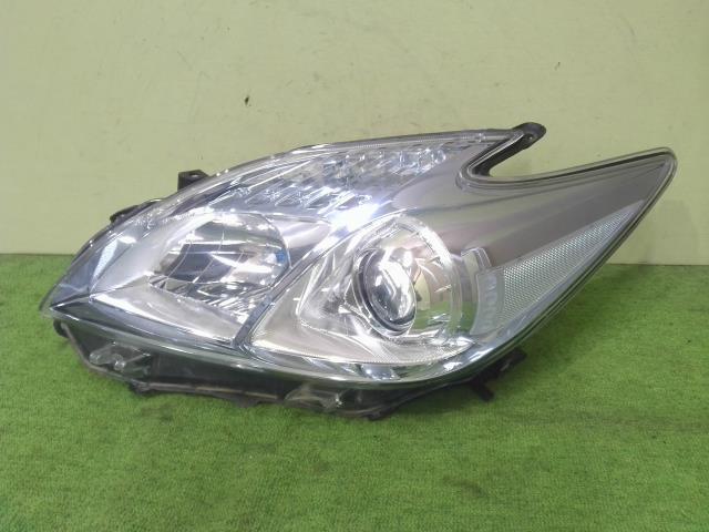 中古 プリウス DAA-ZVW30 左ヘッドランプASSY 2ZR-FXE 202 81170-47370_画像1