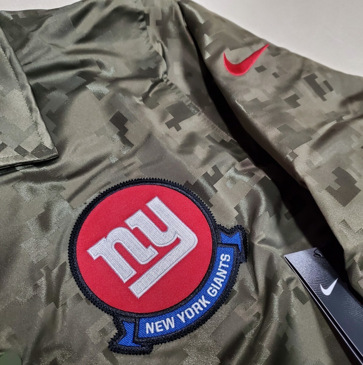 新品 正規品 Nike NFL ニューヨーク・ジャイアンツ 国旗 USA ミリタリージャケット アメリカ カモ柄 迷彩 米軍Salute to Serviceの画像3