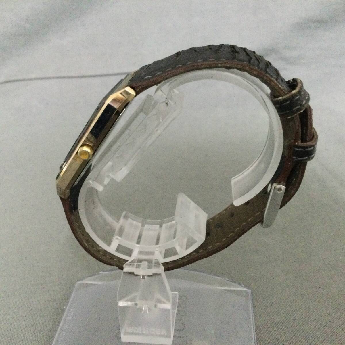 564/16 GJ60523 TECHNOS Borazon SLASH 14102 クォーツ 3針 ゴールドカラー スクエア型 メンズ 稼働 腕時計 テクノスの画像3