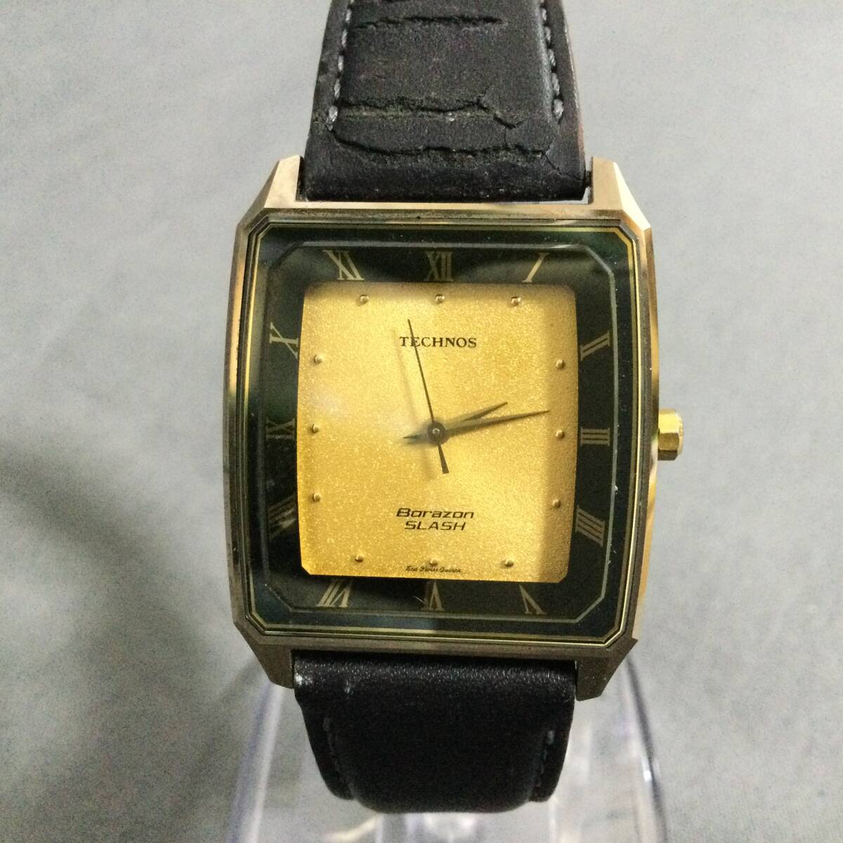 564/16 GJ60523 TECHNOS Borazon SLASH 14102 クォーツ 3針 ゴールドカラー スクエア型 メンズ 稼働 腕時計 テクノスの画像1