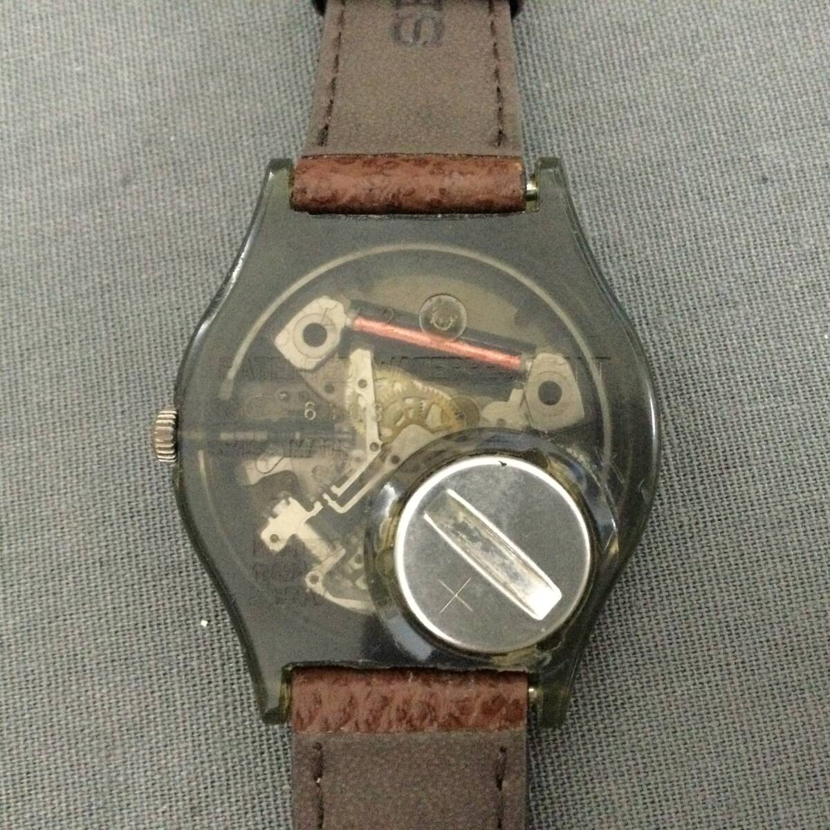 564/17 GJ60536 swatch AG1993 PATENTED 442 クォーツ 3針 カレンダー 稼働 腕時計 スウォッチの画像2