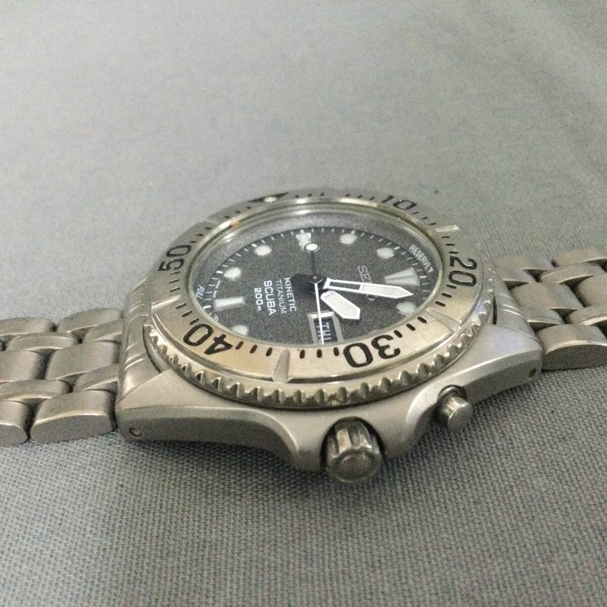 564/23 GJ60549 SEIKO KINETIC SCUBA 200ｍ 5M43-0B70 TITANIUM 3針 カレンダー メンズ グレー 腕時計 セイコーの画像3