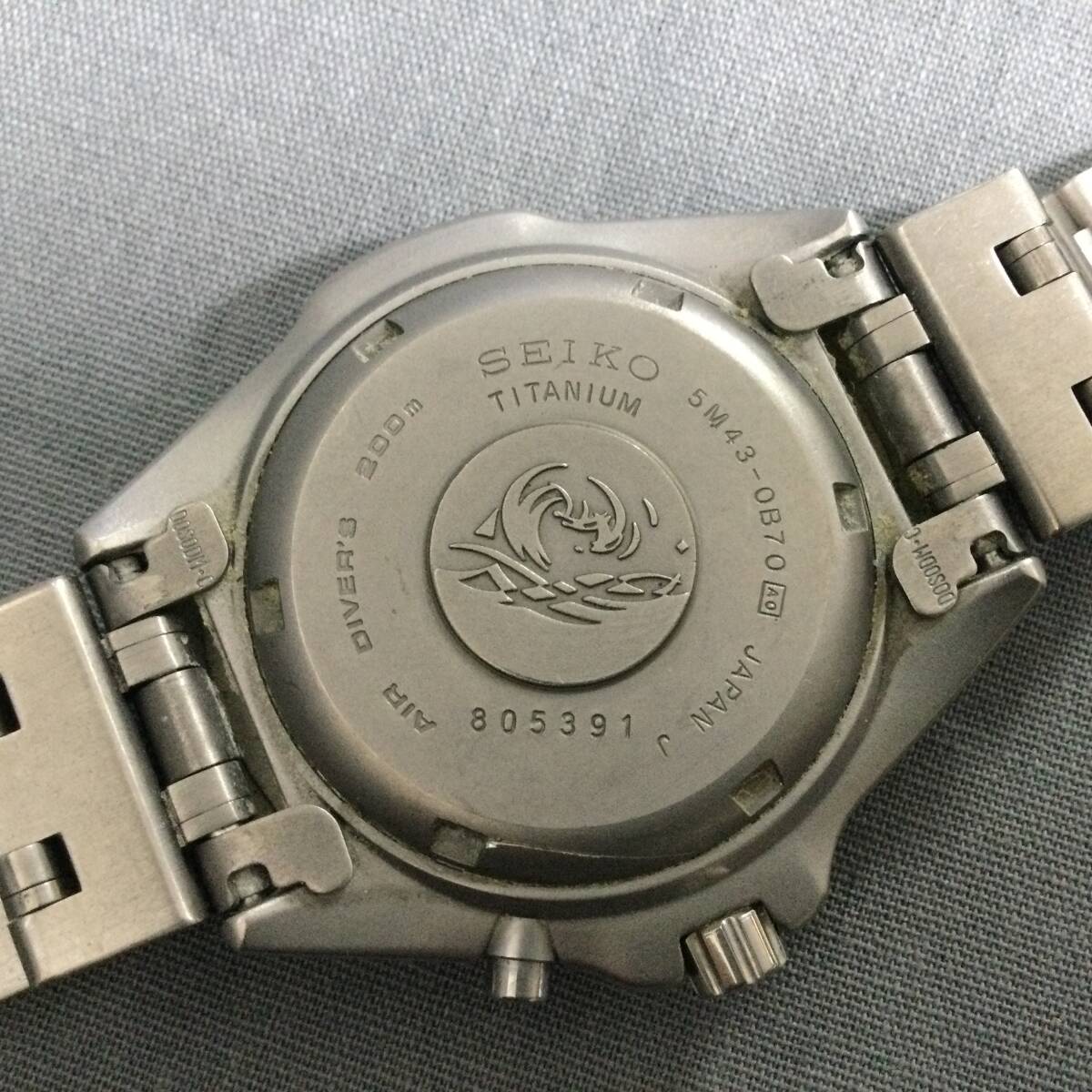 564/23 GJ60549 SEIKO KINETIC SCUBA 200ｍ 5M43-0B70 TITANIUM 3針 カレンダー メンズ グレー 腕時計 セイコーの画像2