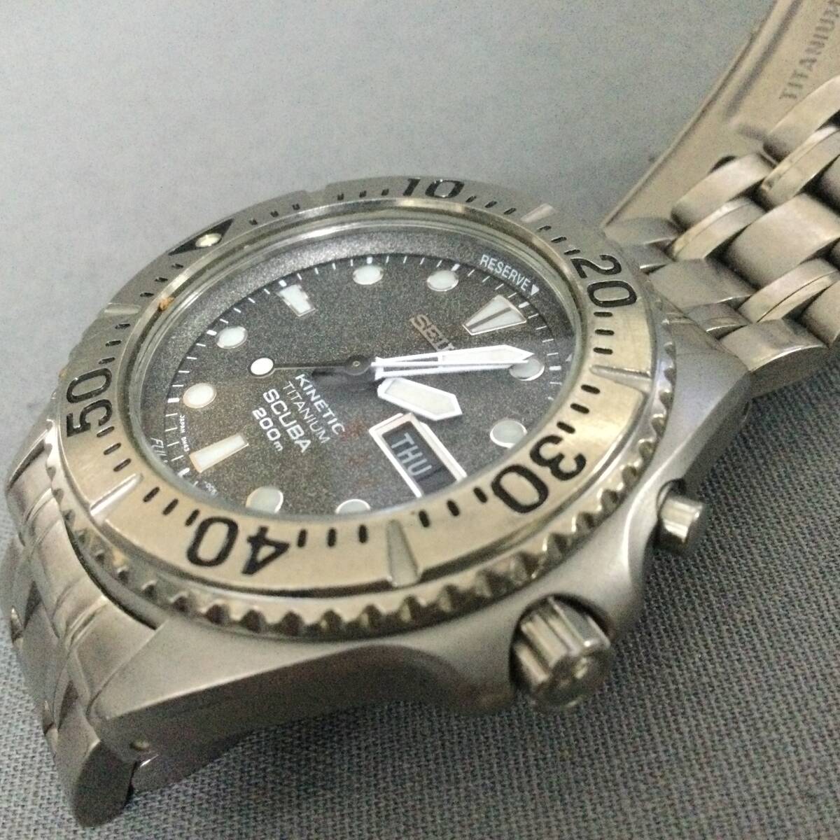 564/23 GJ60549 SEIKO KINETIC SCUBA 200ｍ 5M43-0B70 TITANIUM 3針 カレンダー メンズ グレー 腕時計 セイコーの画像8