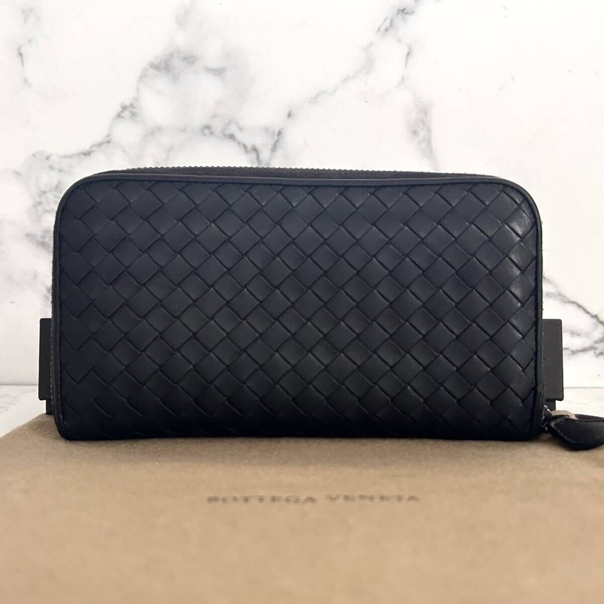 ★【極美品！希少！】 BOTTEGA VENETA ボッテガヴェネタ イントレチャート 長財布 ラウンドファスナー　ブラック　定価7.8万 111_画像3