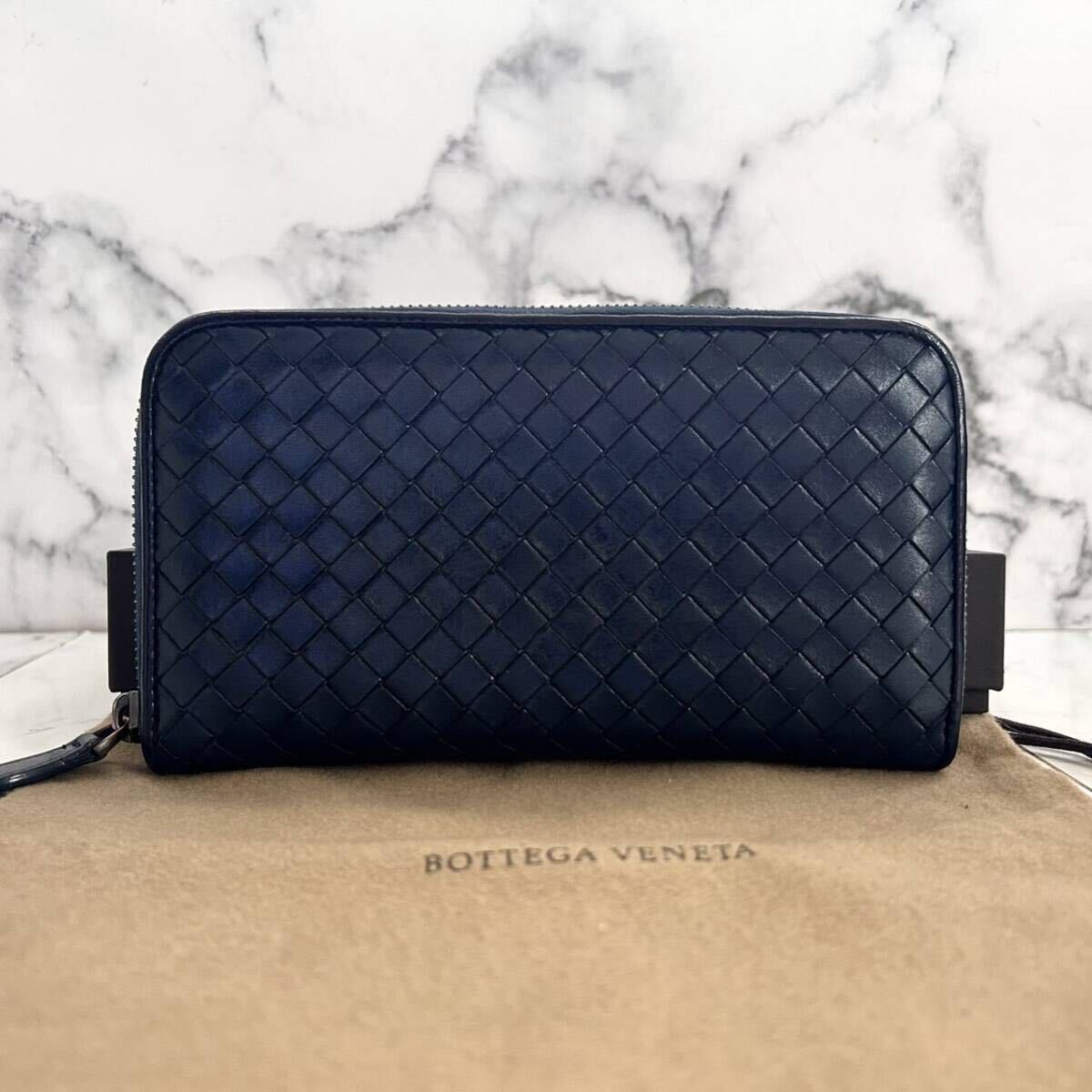 ★【極美品！希少！】 BOTTEGA VENETA ボッテガヴェネタ イントレチャート 長財布 ラウンドファスナー ネイビー系 定価7.8万 105の画像2