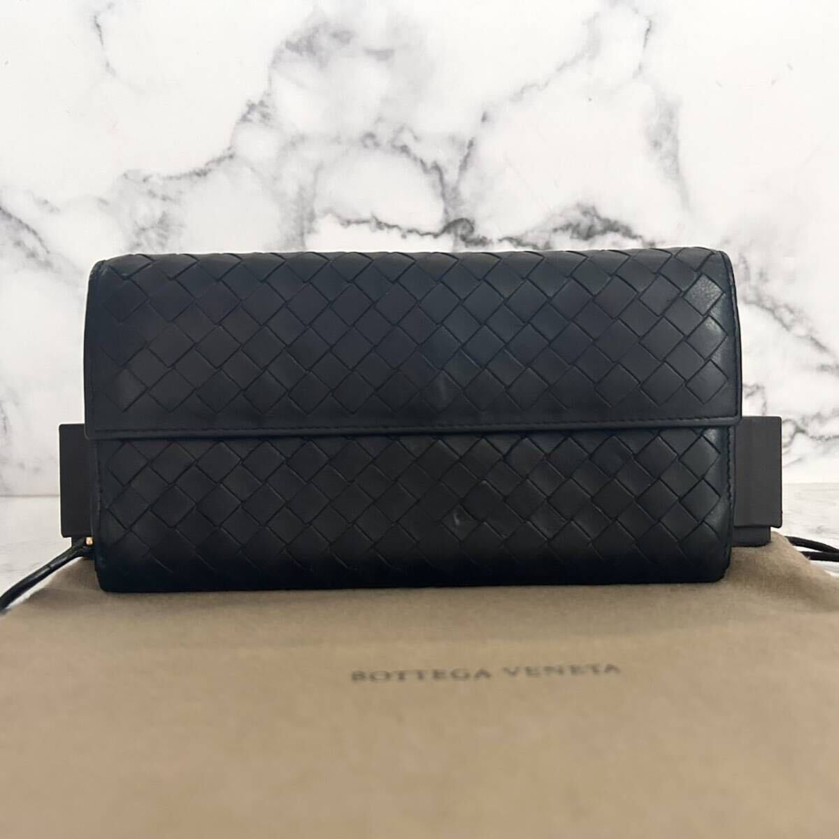 ★【極美品！希少！】 BOTTEGA VENETA ボッテガヴェネタ イントレチャート 二つ折り長財布  ブラック 定価7.8万 147の画像2