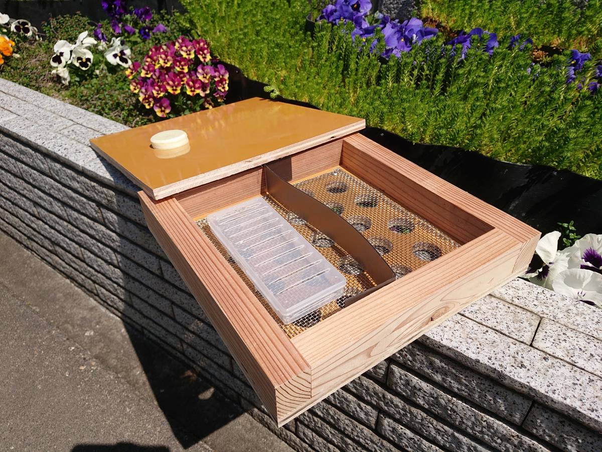 日本蜜蜂 ミツバチ 蜜蜂 分蜂群 重箱 新型 ハイブリッド 巣箱 暑さ・ダニ・スムシ対策  ベンチュリー式除熱湿器 メントール箱付の画像4