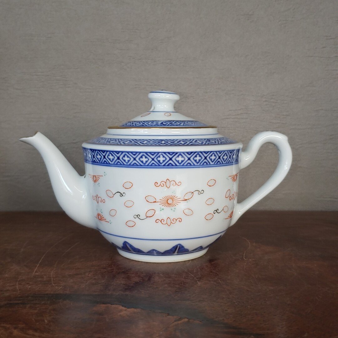 . virtue . tea utensils red . gold paint hot water . small teapot China . virtue . middle .. virtue .. virtue . made ..... roasting ho taru... hot water . old .[80s2411]